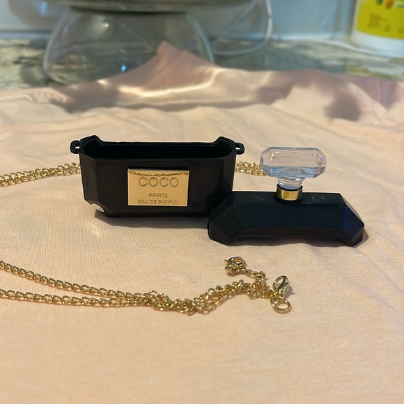 NWOT Designer Inspired AirPod Pro case w/ chain - Picture 2 of 5